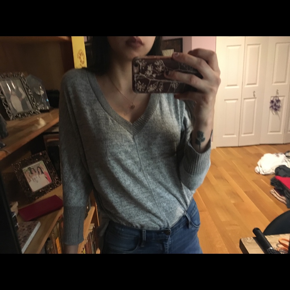 ❌SOLD❌ Grey v neck sweater
